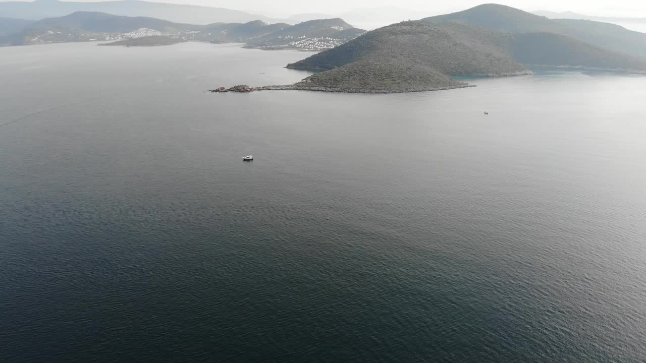 高空无人机查看爱琴海海岸线视频素材