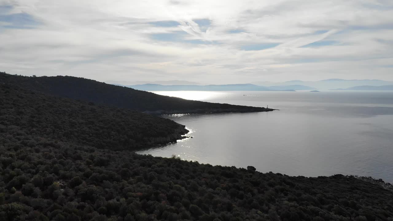 高空无人机查看爱琴海海岸线视频素材