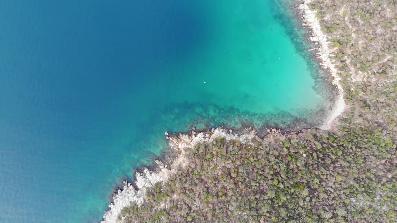 高空无人机查看爱琴海海岸线视频素材