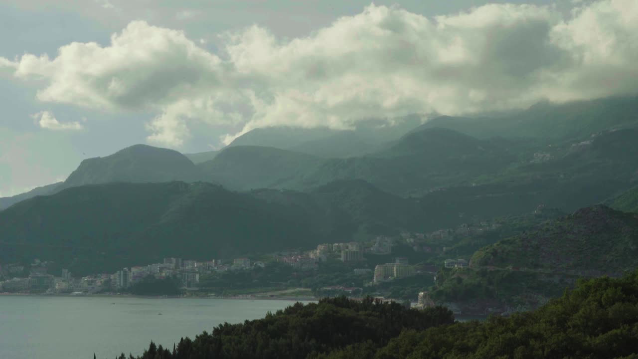 黑山的海景:斯维蒂斯特凡附近的地中海海岸视频素材