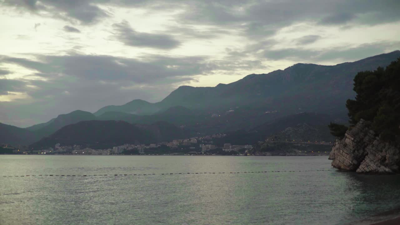 黑山的海景:斯维蒂斯特凡附近的地中海海岸视频素材