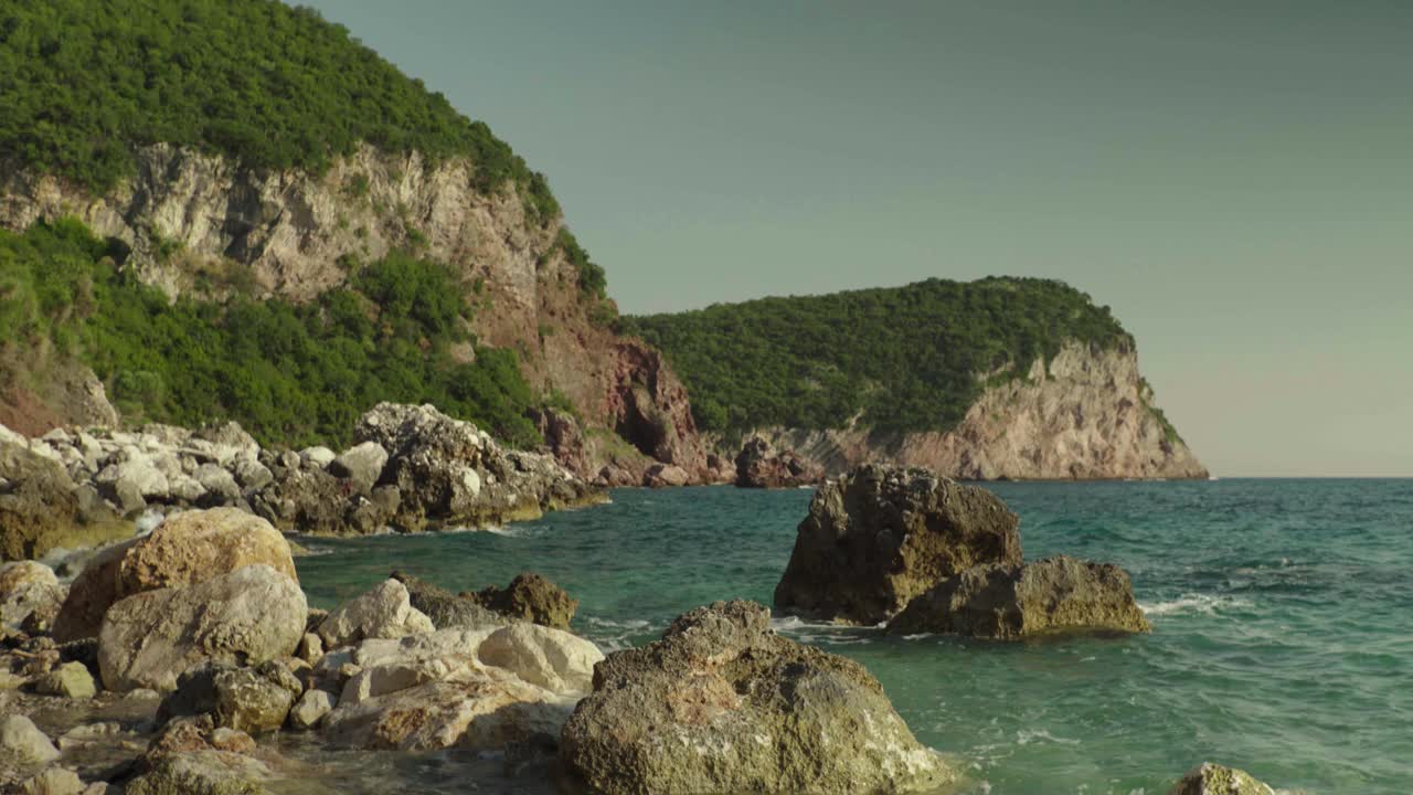 白天的黑山海岸景观视频素材