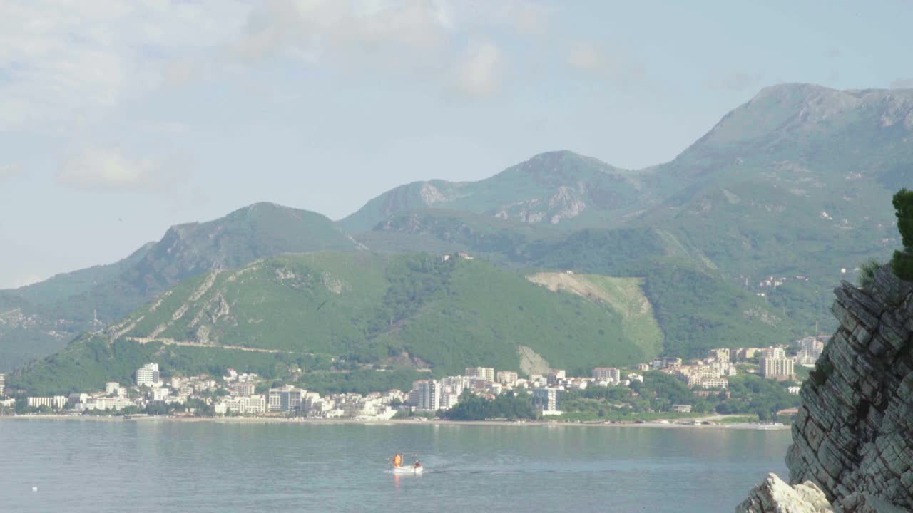 黑山的海景:斯维蒂斯特凡附近的地中海海岸视频素材