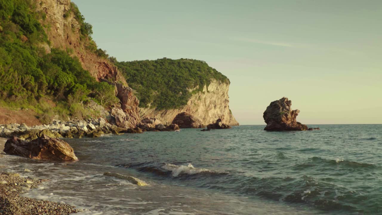 白天的黑山海岸景观视频素材