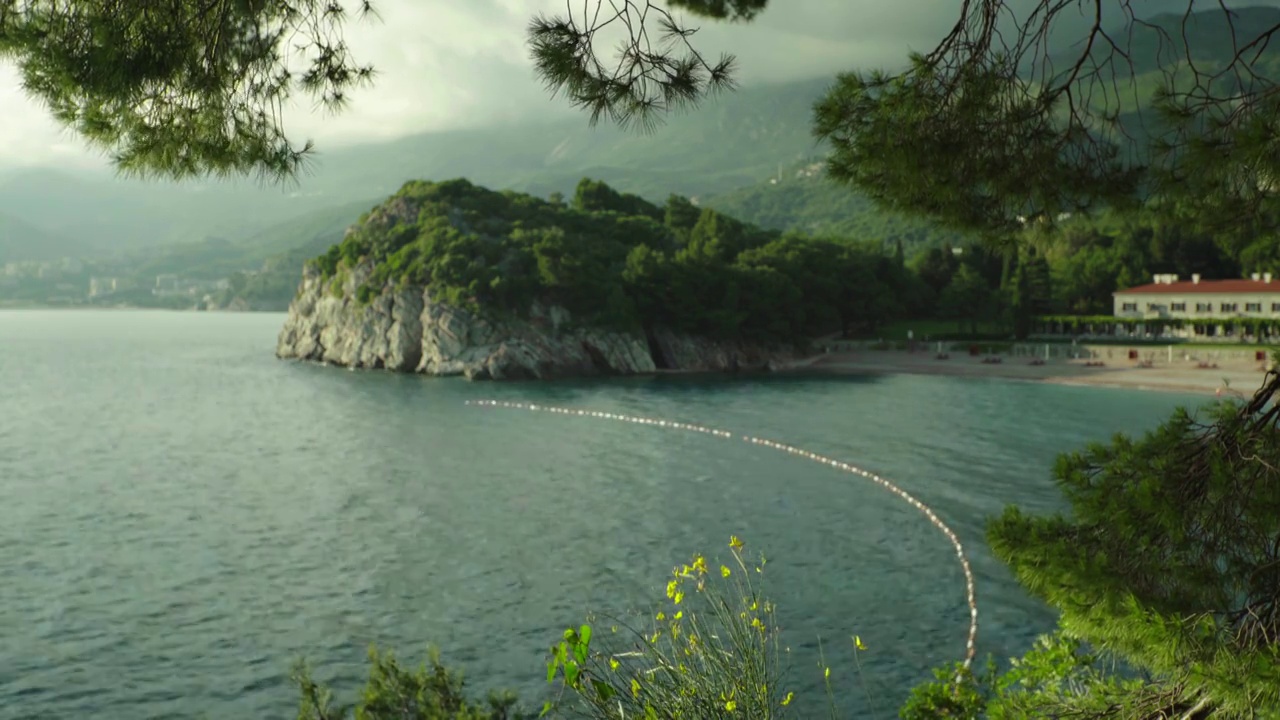 白天的黑山海岸景观视频素材