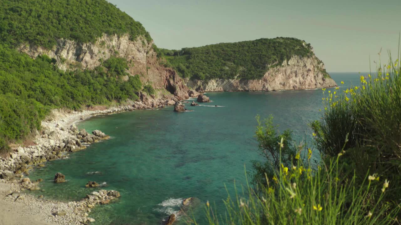 白天的黑山海岸景观视频素材