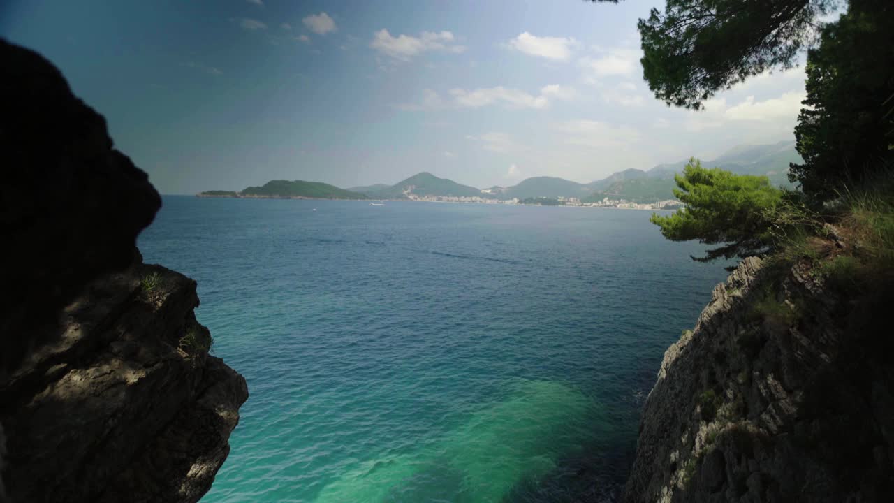 白天的黑山海岸景观视频素材