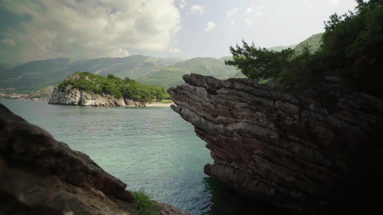 白天的黑山海岸景观视频素材