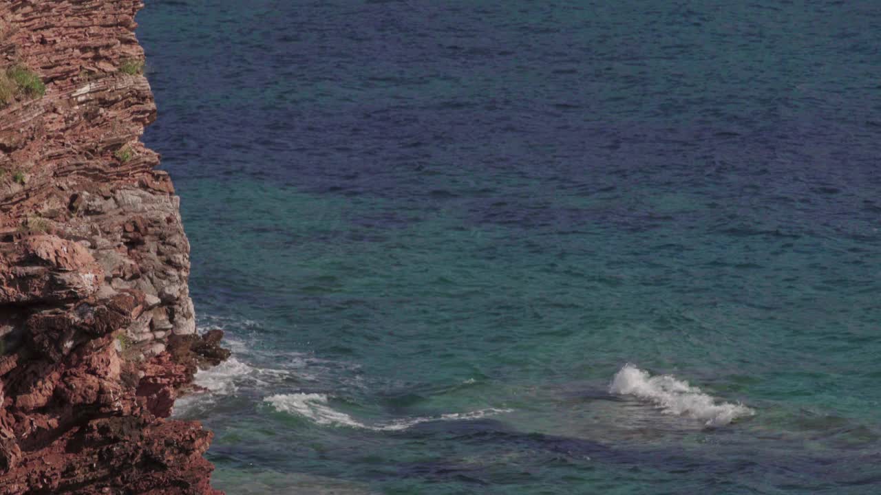 黑山岩石海岸的特写镜头视频素材