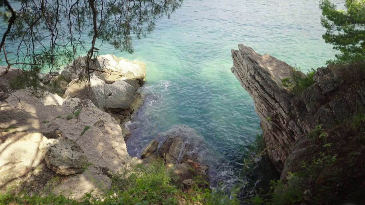 黑山岩石海岸的特写镜头视频素材