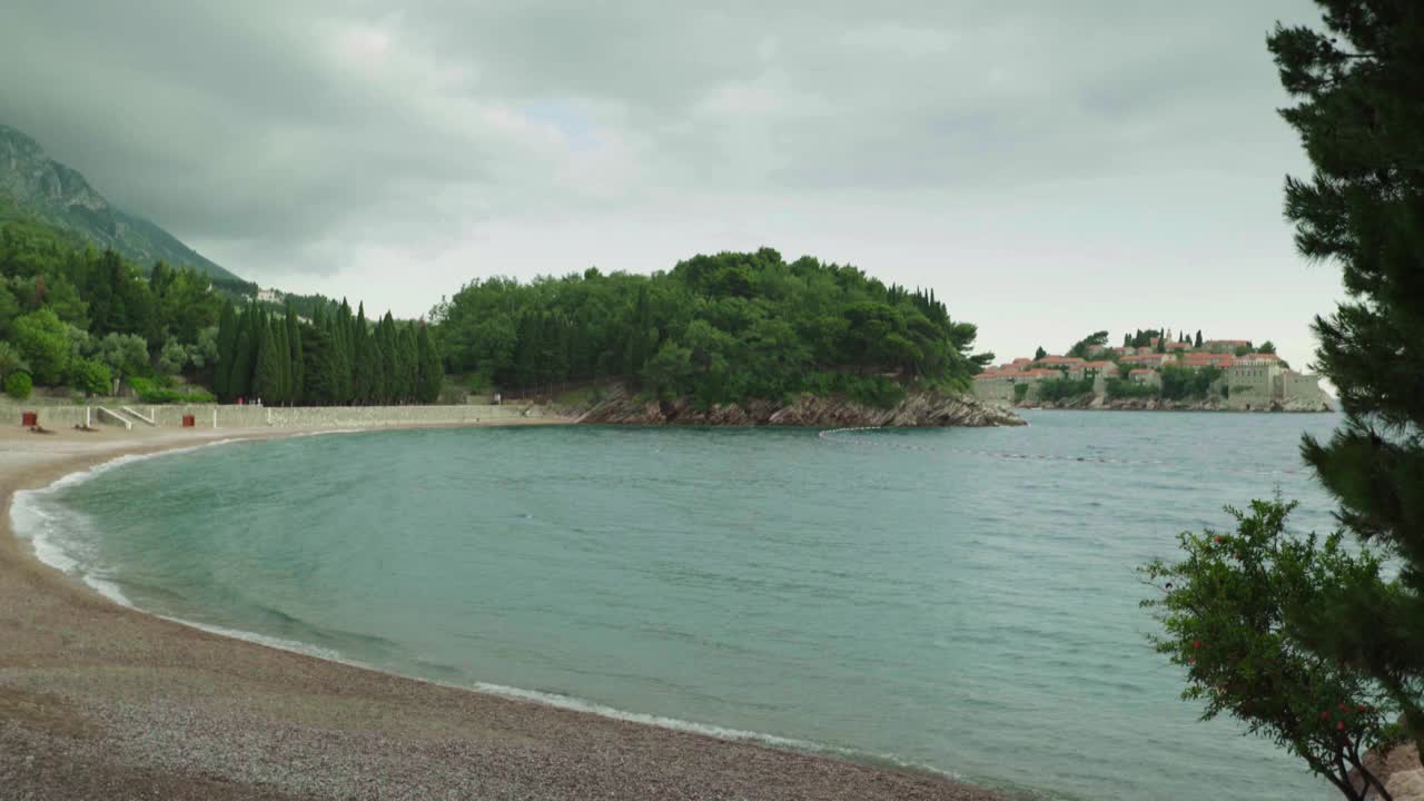 斯维蒂·斯戴芬是一个海边的旅游小镇。黑山。一天视频素材