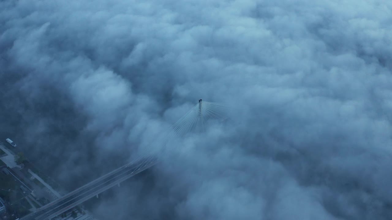 空中早上的镜头早上高斜拉桥维斯瓦河笼罩在雾中。波兰华沙视频素材