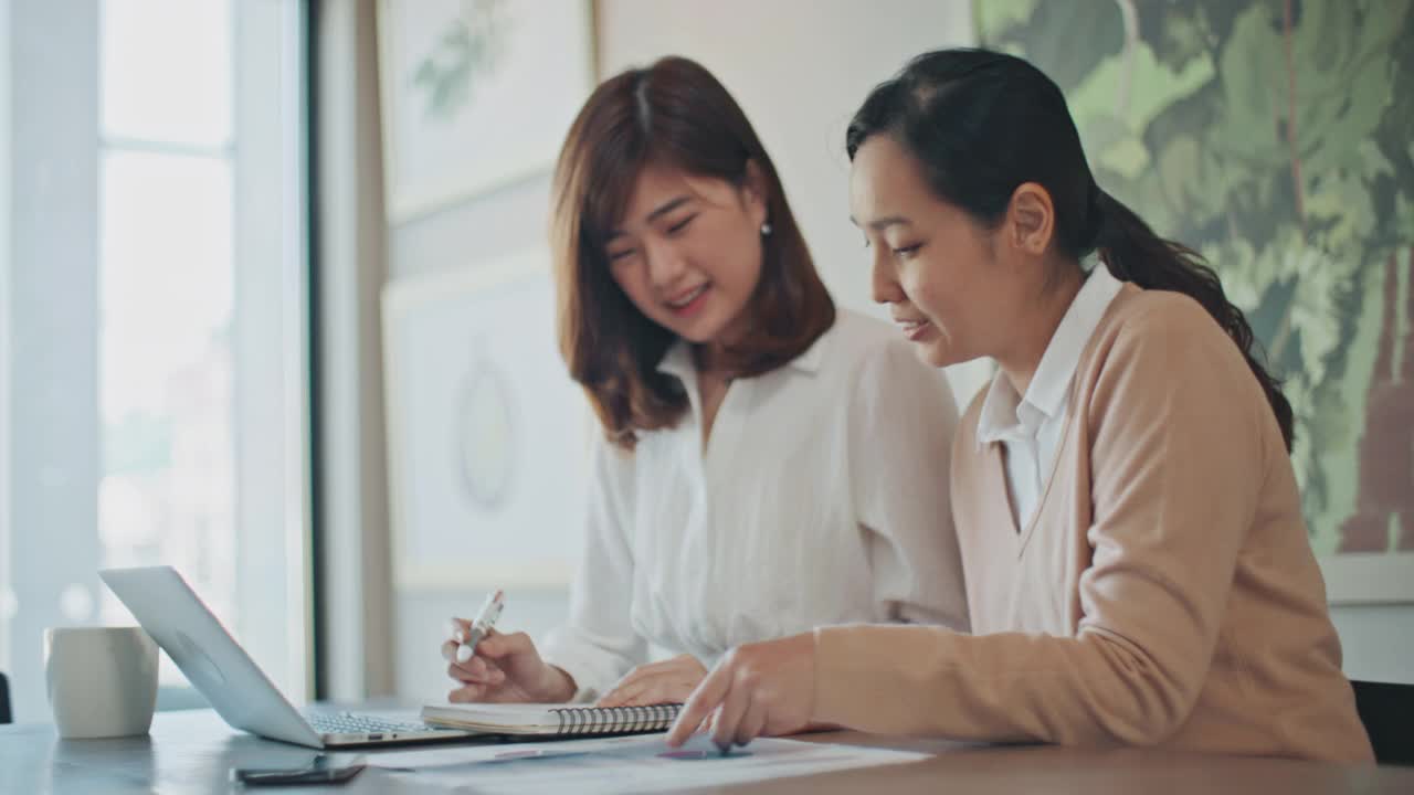 两个女商人在一起谈话视频素材