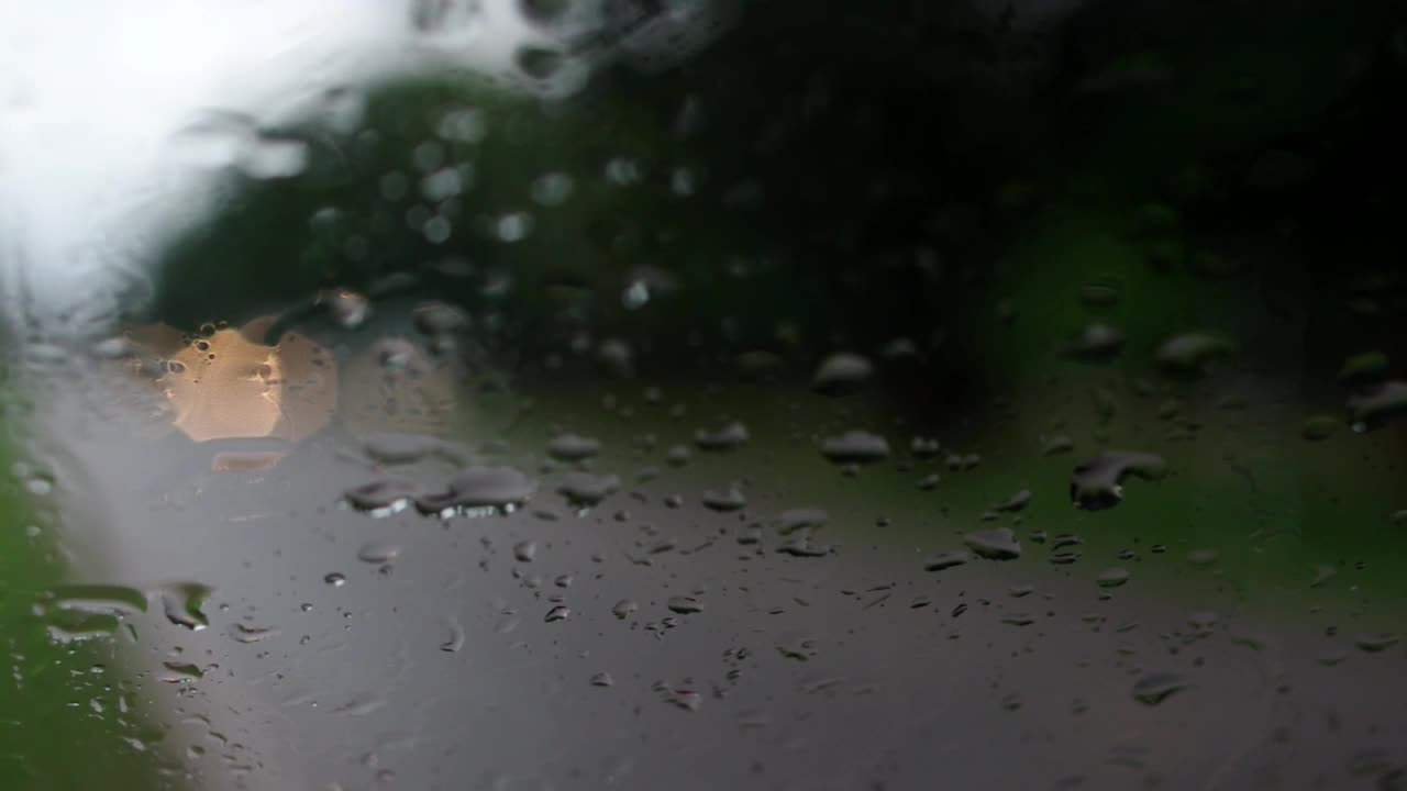 雨天透过挡风玻璃看车灯视频素材