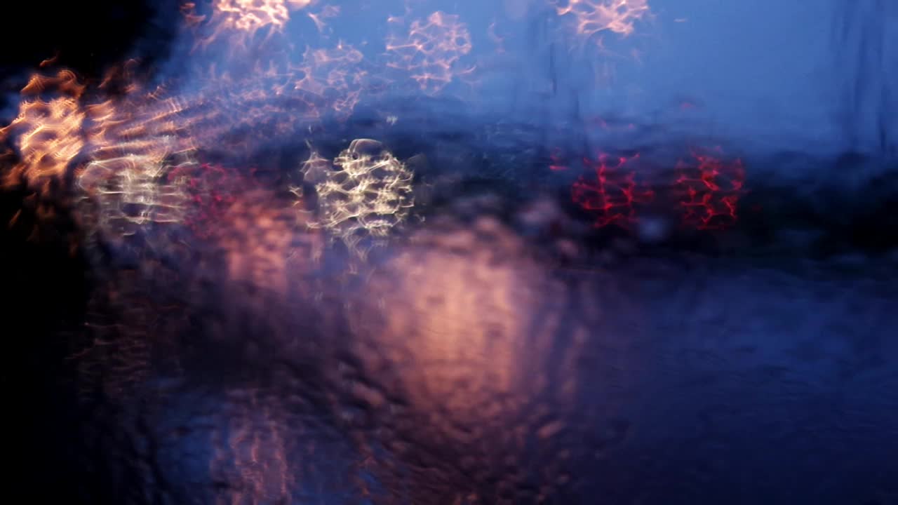 雨夜透过挡风玻璃看车灯视频素材