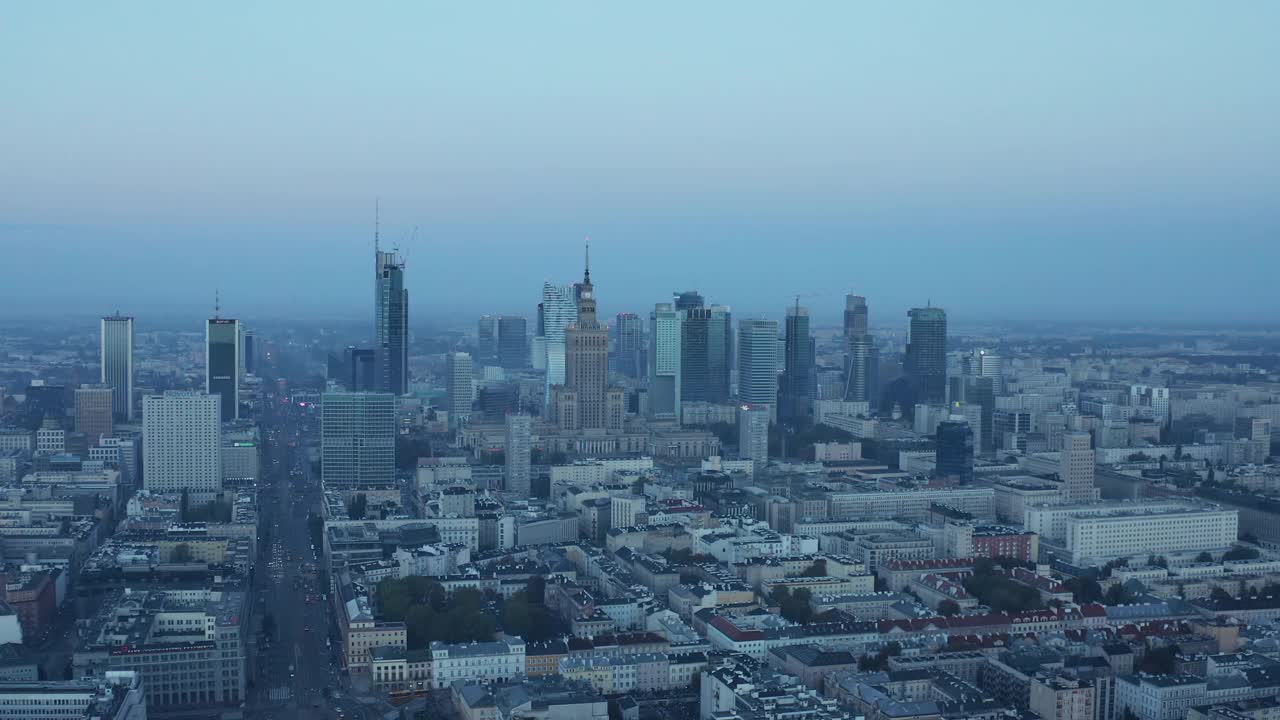 向后飞在城市社区上空。市区摩天大楼的全景航拍。波兰华沙视频素材