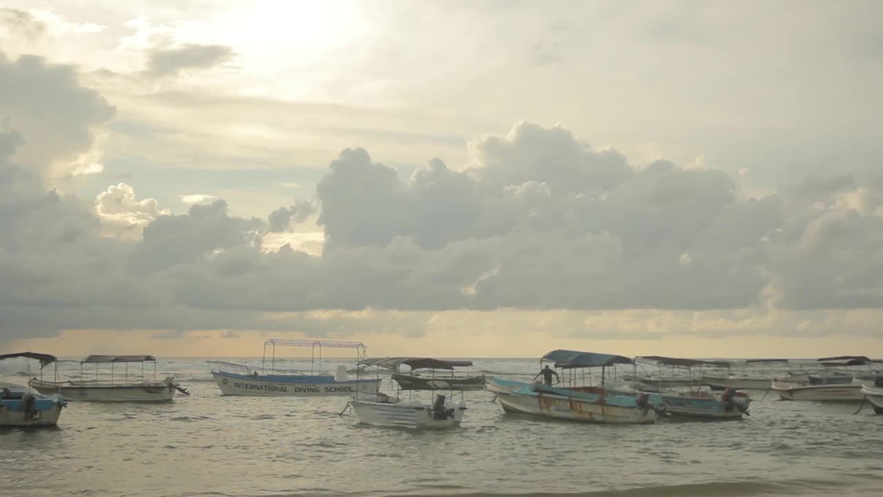 海景:斯里兰卡Hikkaduwa附近海上的船只视频素材