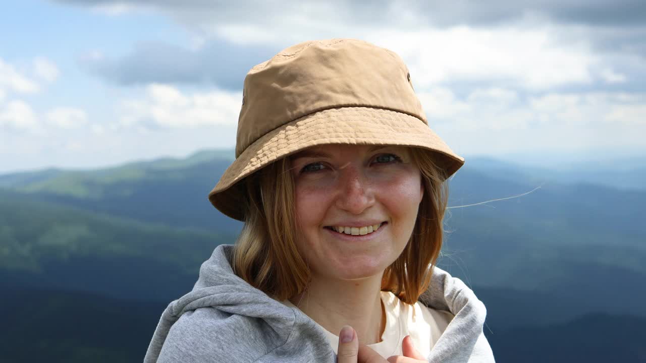 成功的女徒步旅行者在山里旅行视频素材