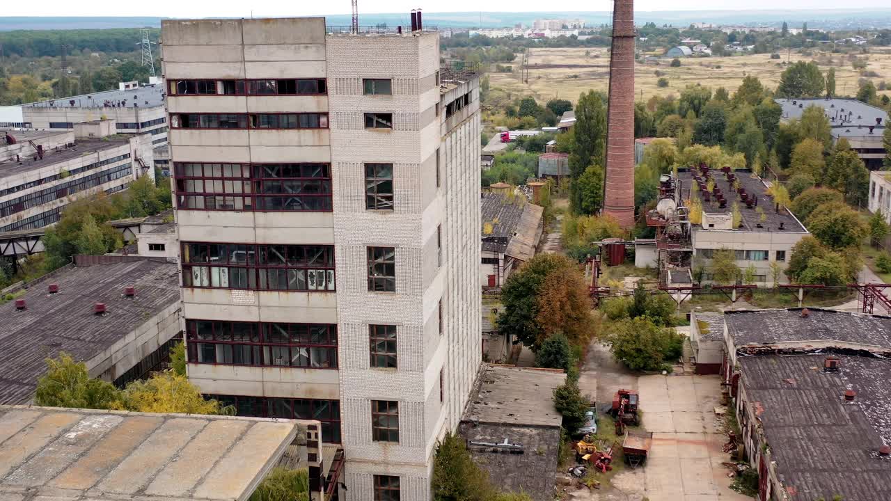 工厂摧毁空建筑。破坏性废弃建筑的鸟瞰图。视频素材