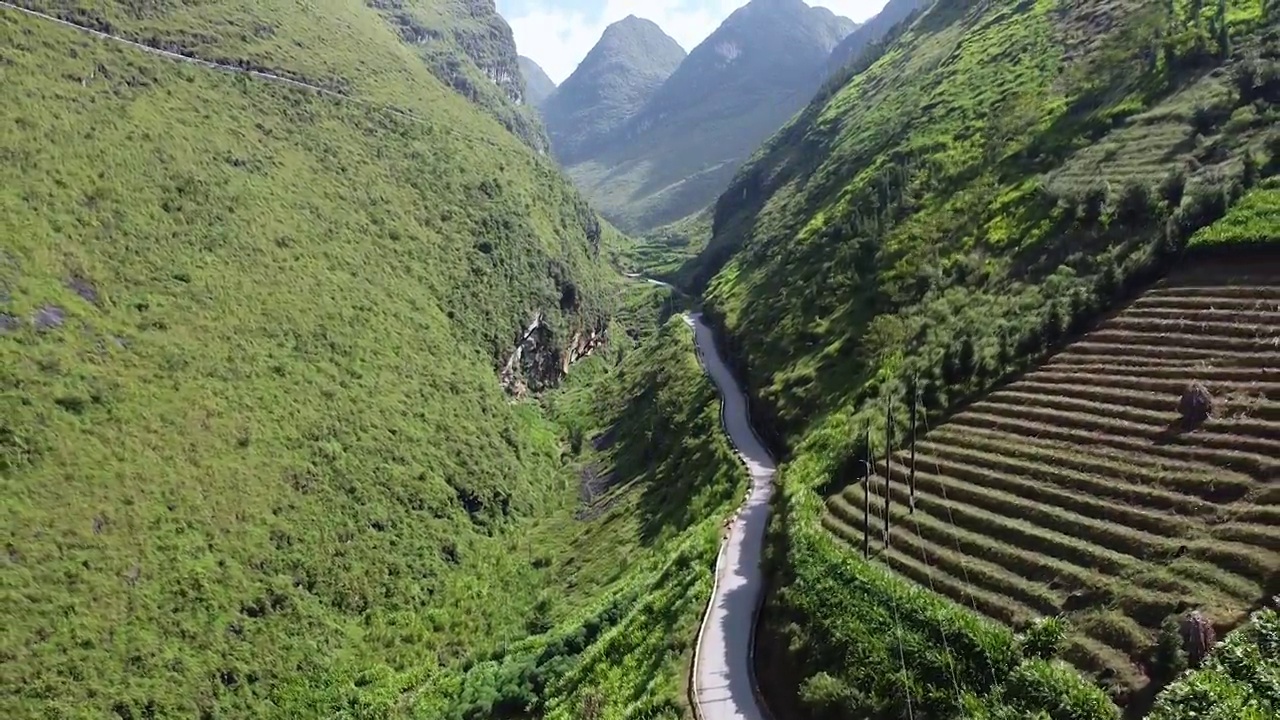 鸟瞰图的道路在山区和绿色森林在亚洲，汽车和摩托车通过视频素材