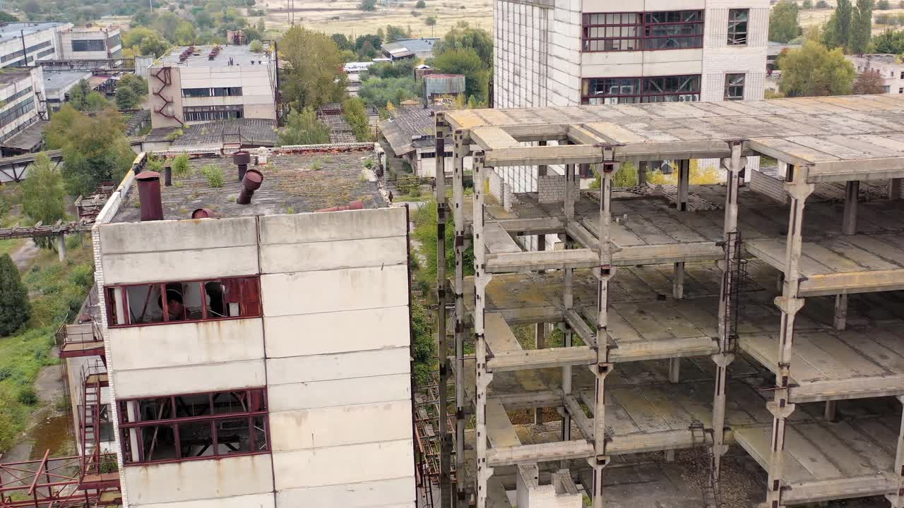 工业破坏的城市建筑。废弃的工厂废墟建筑。视频素材