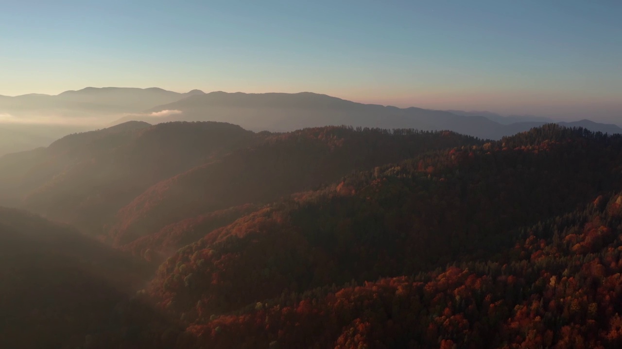 在Frakto日出。五彩缤纷的秋天山景场景在Frakto原始森林，Rhodope山，希腊视频素材