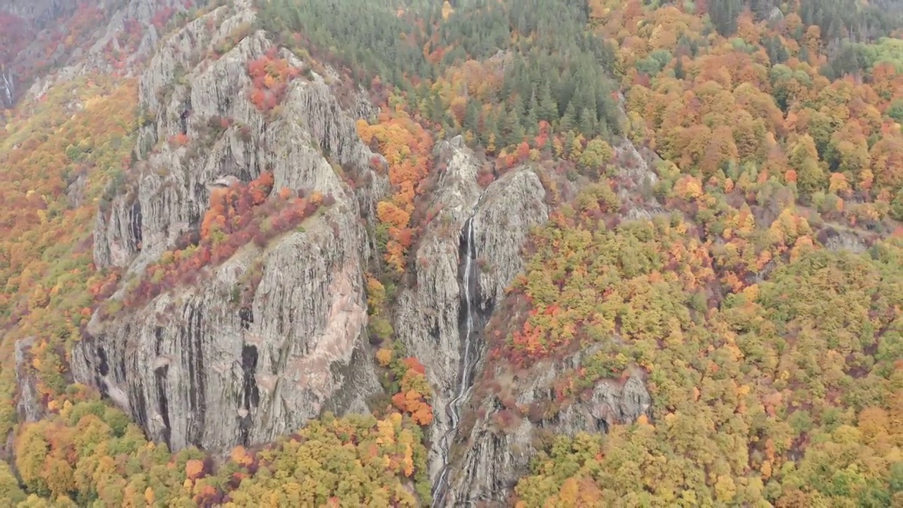 瀑布和多彩的秋天山景在Frakto原始森林，Rhodope山，希腊视频素材