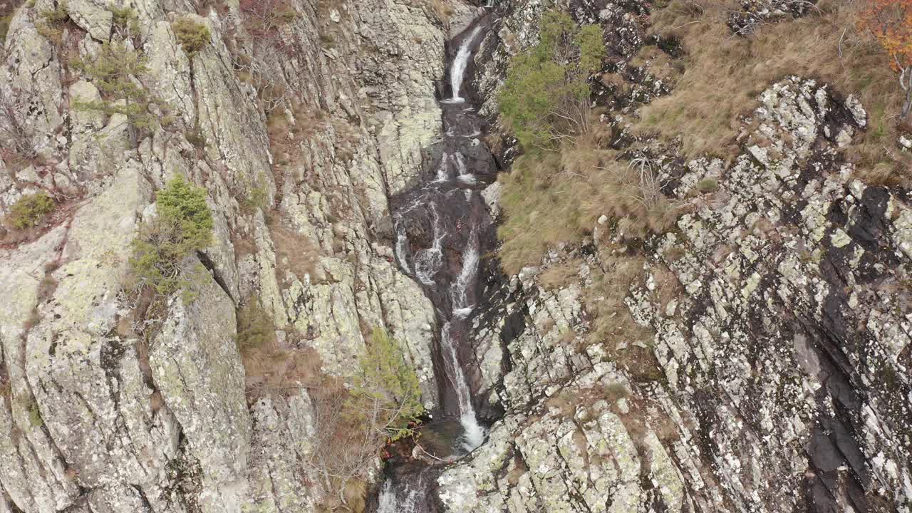 瀑布和多彩的秋天山景在Frakto原始森林，Rhodope山，希腊视频素材