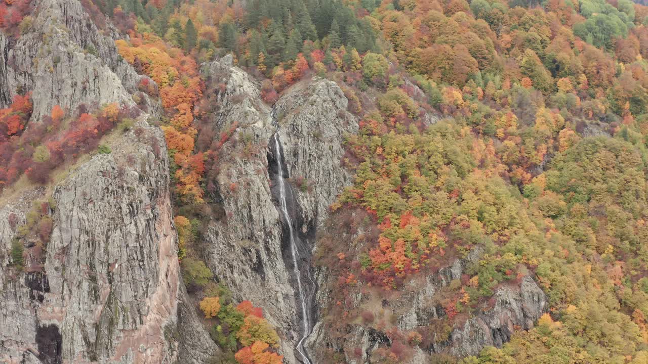 瀑布和多彩的秋天山景在Frakto原始森林，Rhodope山，希腊视频下载