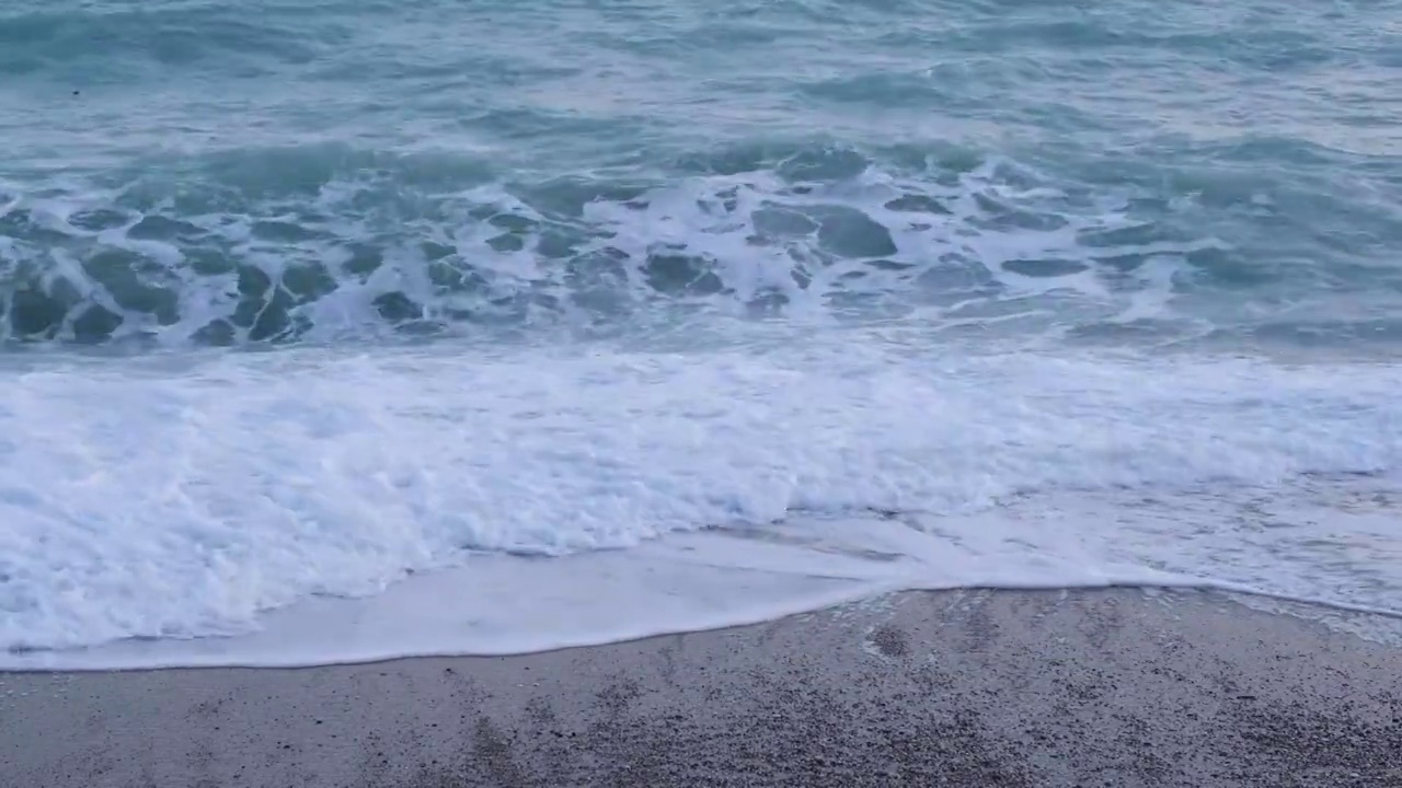 巨大的海浪拍打着海滩视频素材