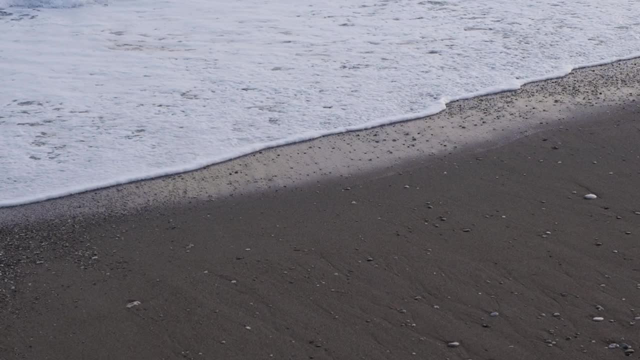 巨大的海浪拍打着海滩视频素材