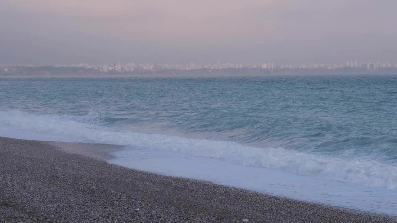 巨大的海浪拍打着海滩视频素材