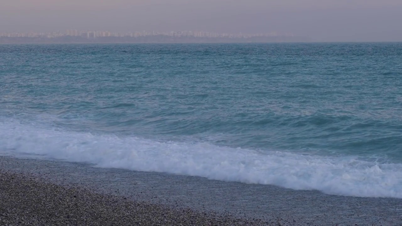 巨大的海浪拍打着海滩视频素材