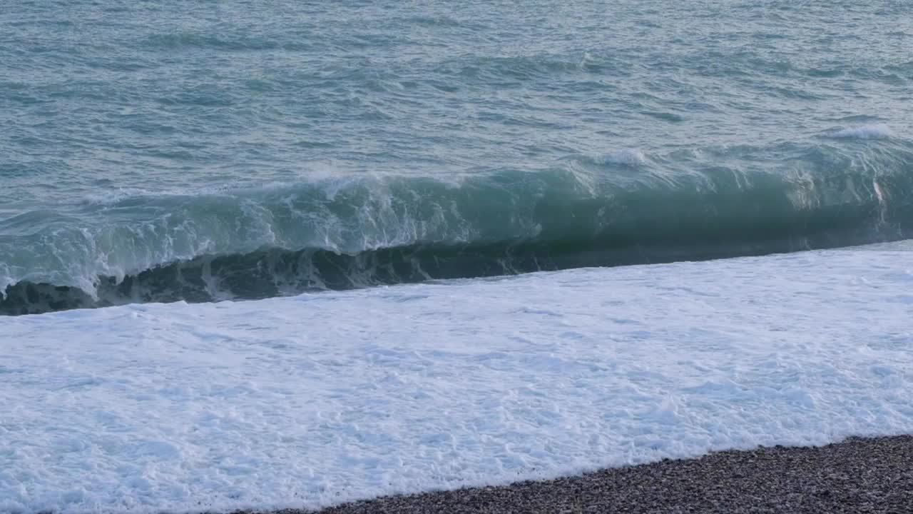 巨大的海浪拍打着海滩视频素材