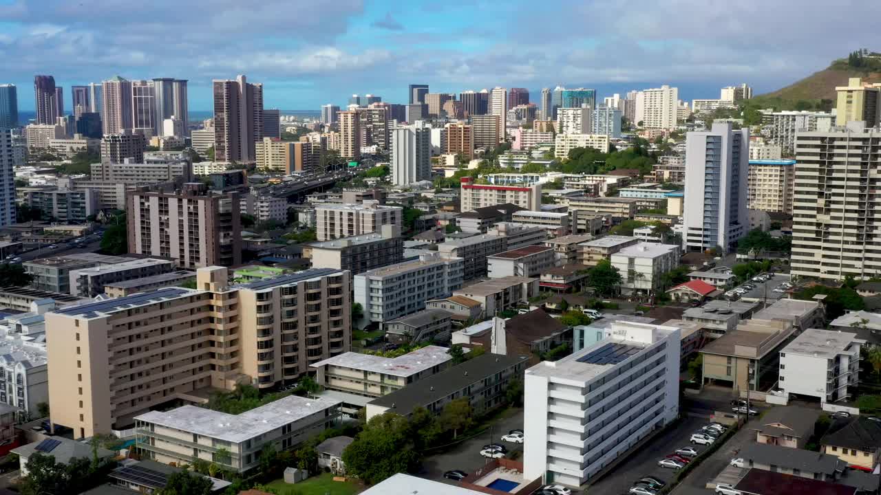 鸟瞰夏威夷瓦胡岛的火奴鲁鲁市中心视频素材