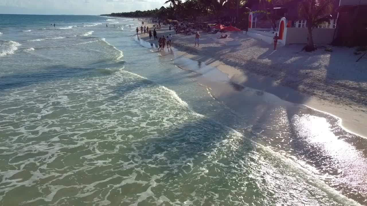 从空中在海滩上度过一天视频素材