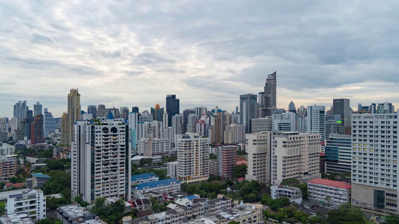 曼谷市中心天际线，泰国，从白天到夜晚的空中俯瞰。亚洲智慧城市的金融区和商业中心。日落时的摩天大楼和高层建筑。视频素材