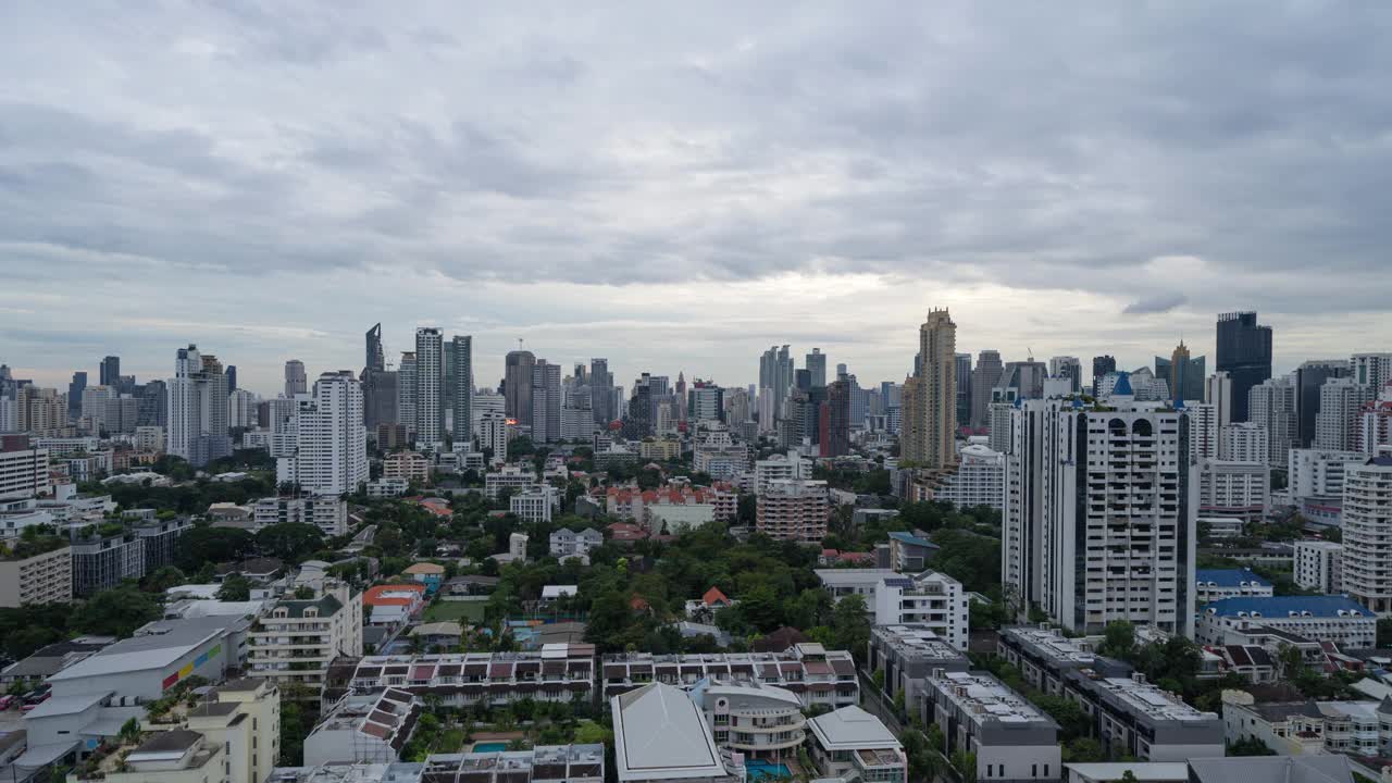 曼谷市中心天际线，泰国，从白天到夜晚的空中俯瞰。亚洲智慧城市的金融区和商业中心。日落时的摩天大楼和高层建筑。视频素材