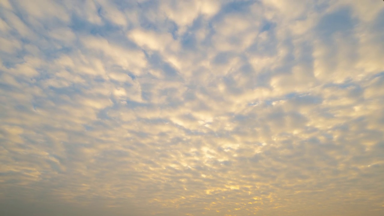 日落天空的时间流逝。抽象的自然背景。戏剧性的蓝色与橙色的云在黄昏时间。视频素材