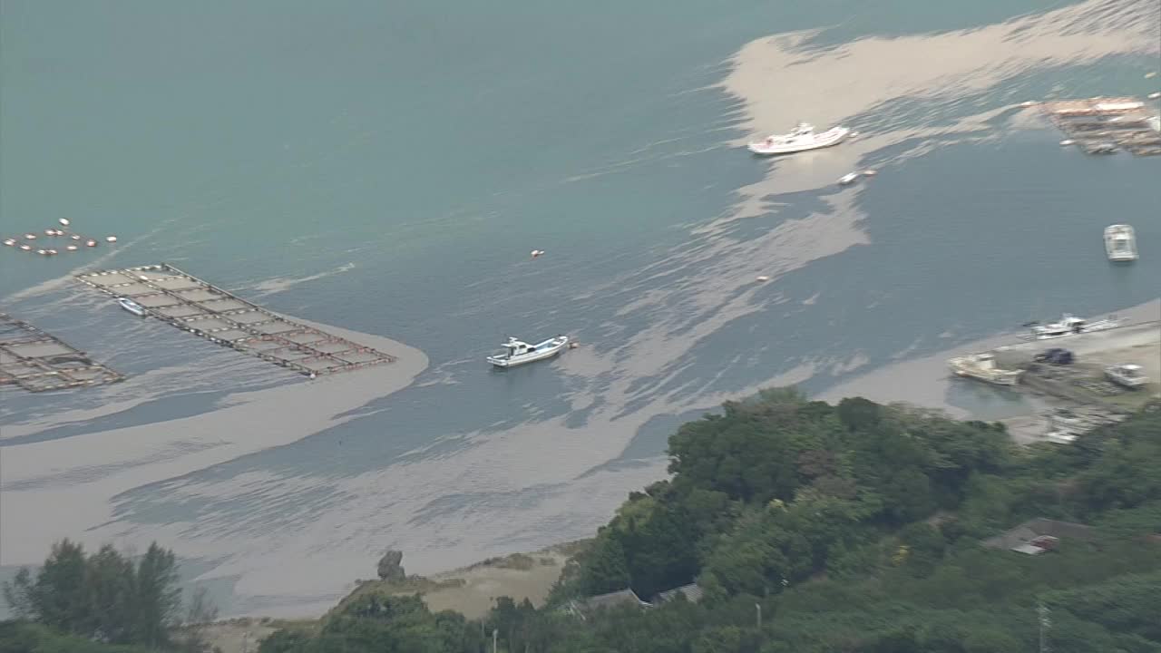 空中浮石漂流在海上农场，冲绳，日本视频素材