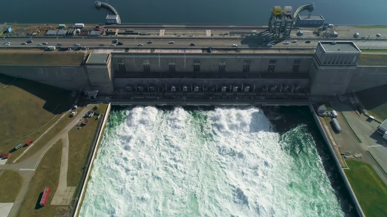 水力发电厂和溢洪道。水电站视频素材