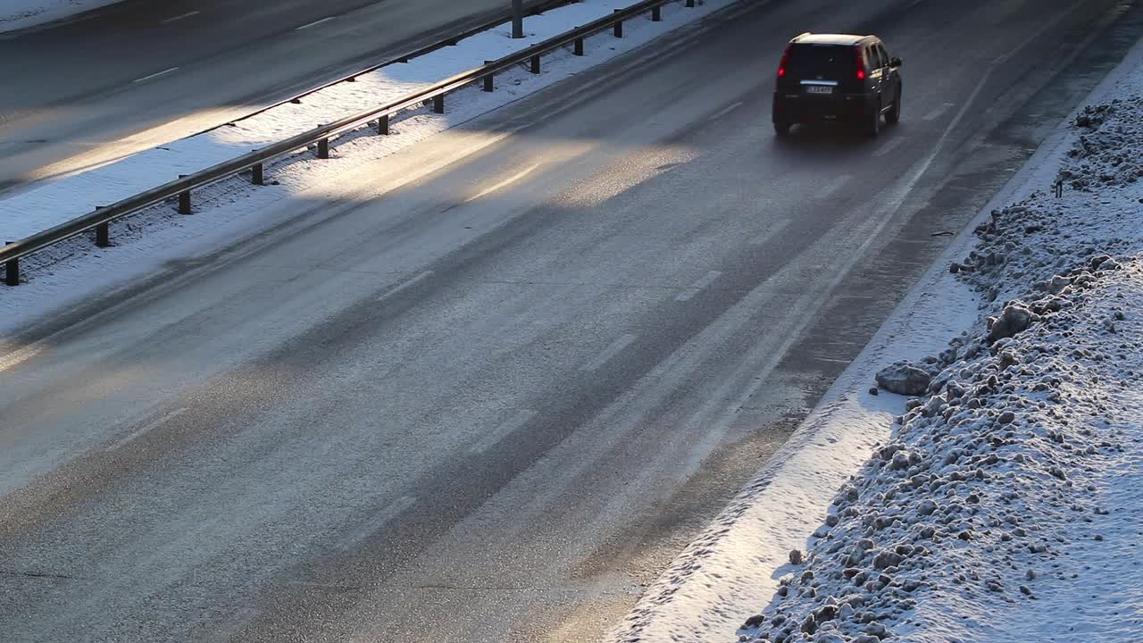 芬兰拉彭兰塔冬季高速公路上的交通视频素材