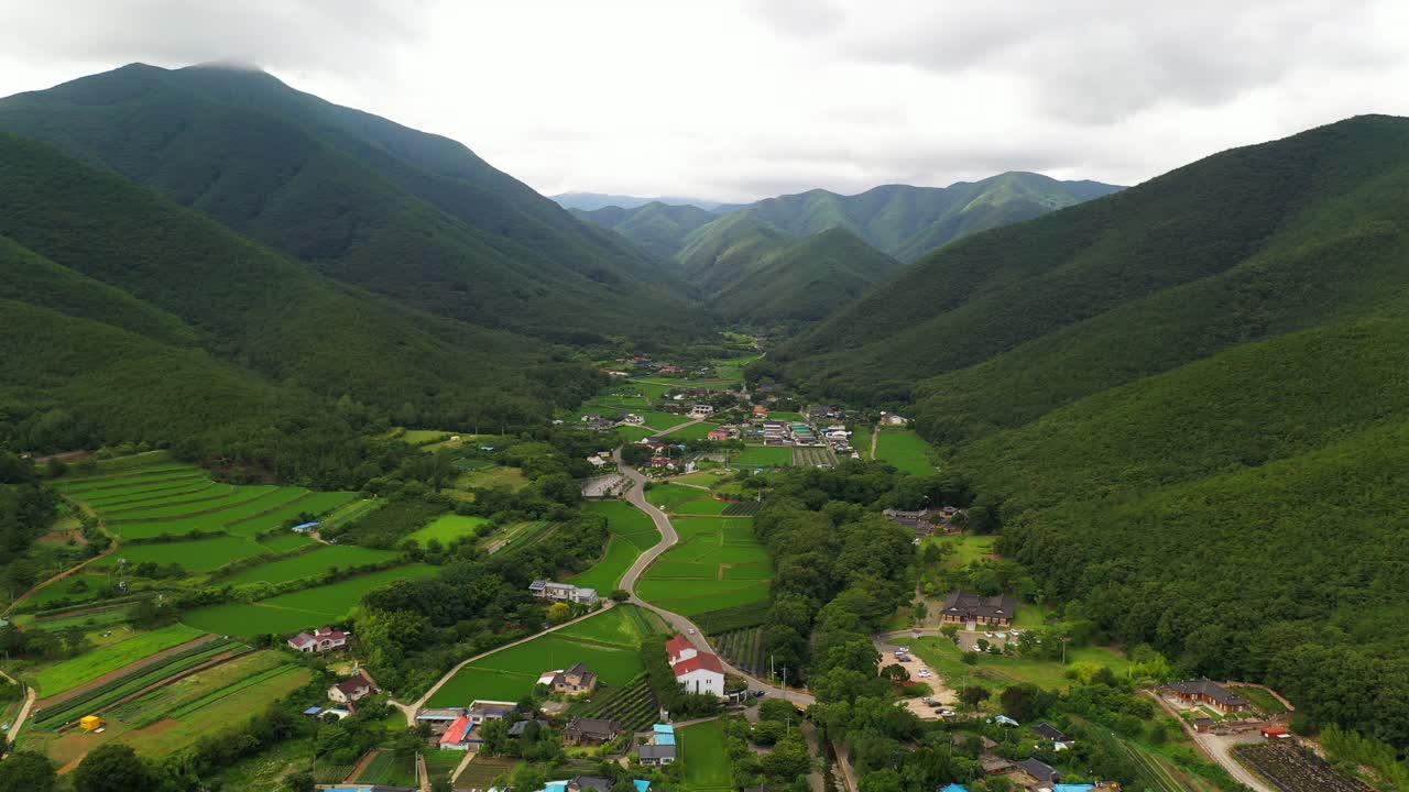 农田和村庄风景/庆州市，庆尚北道，韩国视频素材