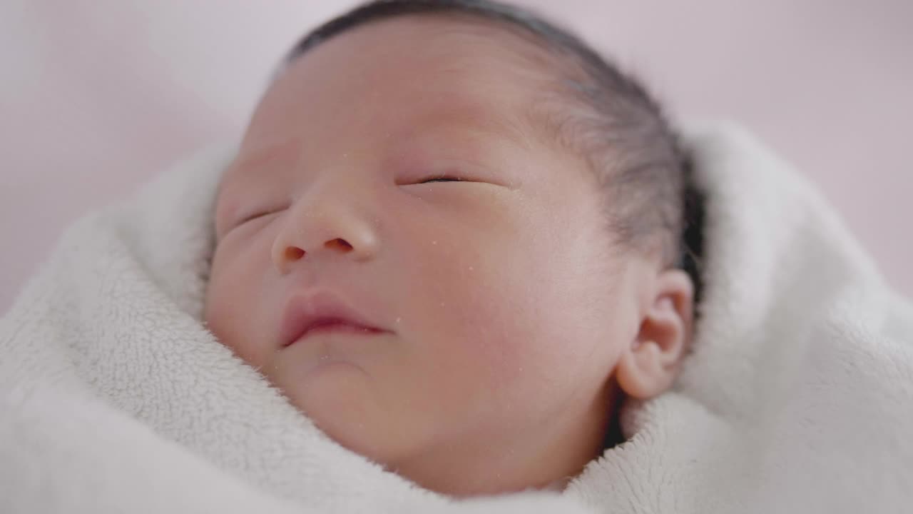 快乐亚洲可爱的儿子新生婴儿睡觉。新出生的。视频素材