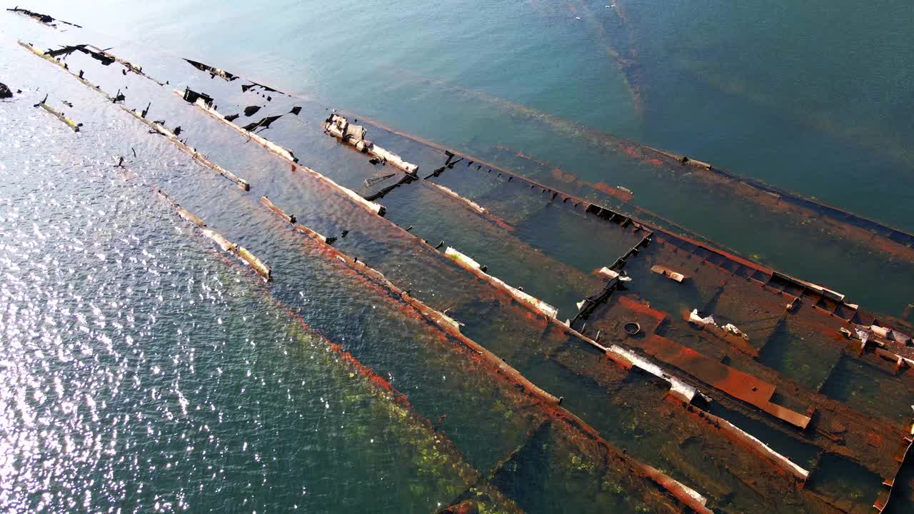 海上金属沉船的残骸。露出水面的顶部被金属猎人凿开。视频素材