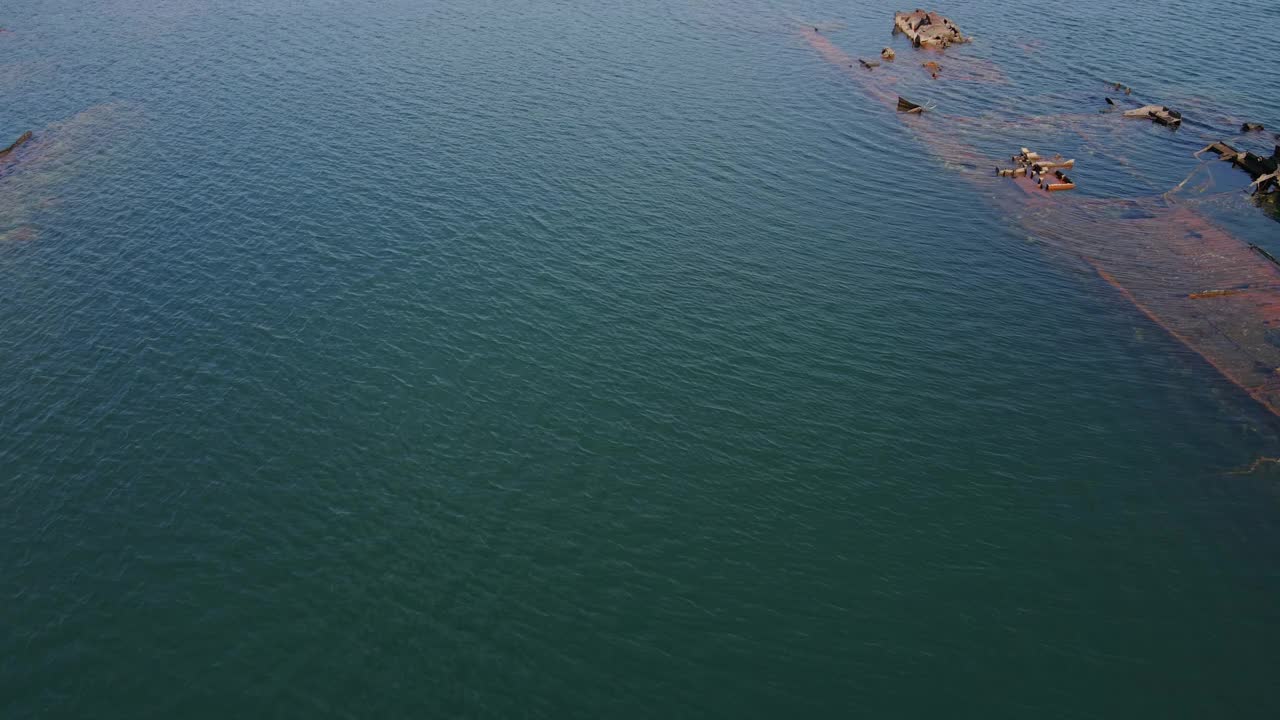 海上金属沉船的残骸。露出水面的顶部被金属猎人凿开。视频素材