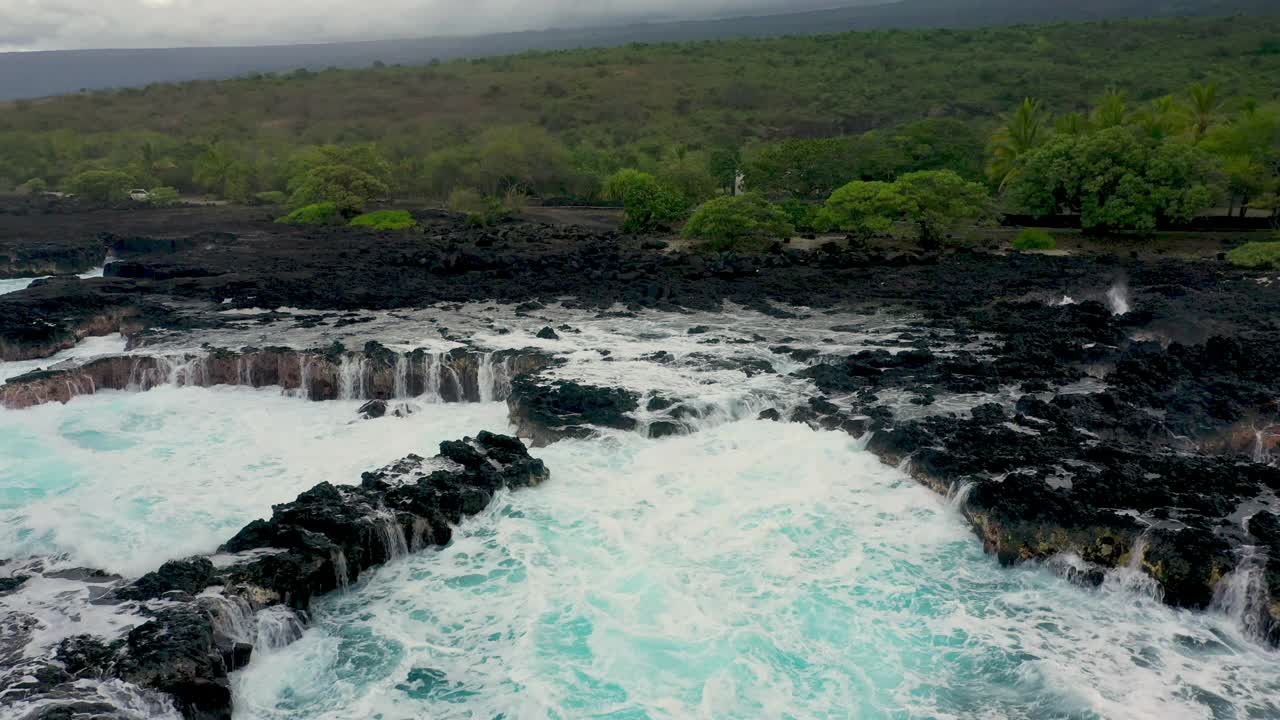 从空中拉回的照片显示了夏威夷大岛的岩石海岸线视频素材