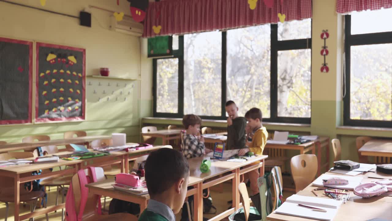 一组小学生在学校休息。动作要快得多。视频素材