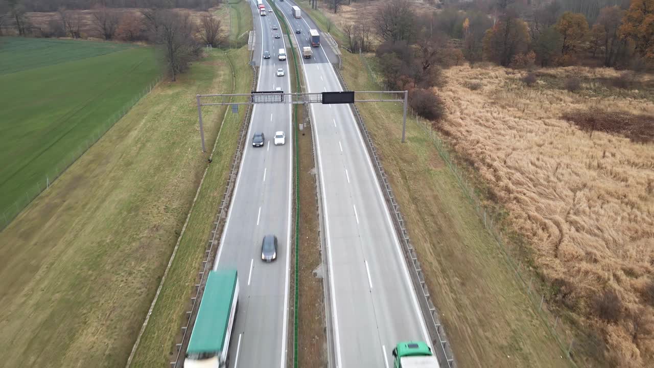 高速公路上行驶的汽车，鸟瞰图视频素材