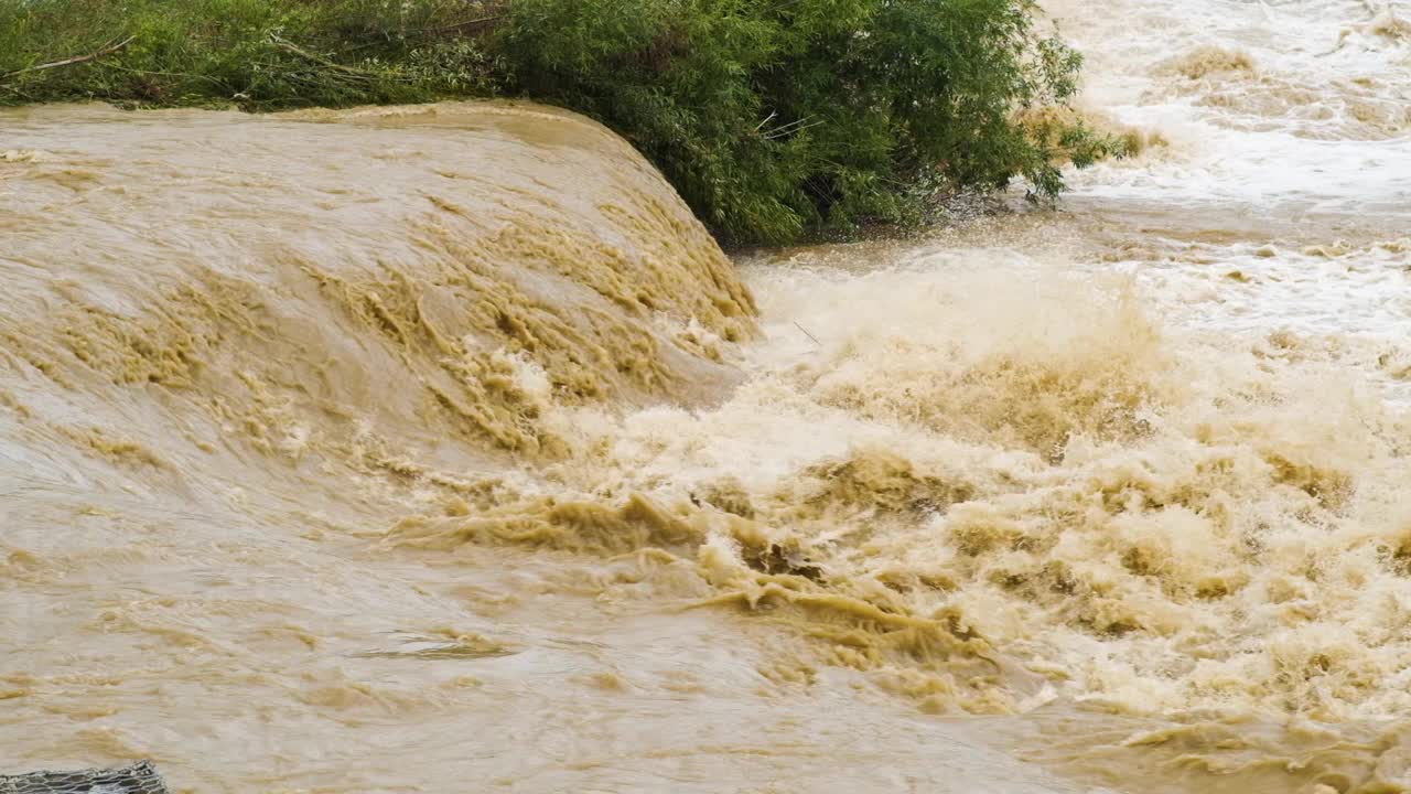 在春季大雨泛滥期间，淤泥河的脏水。视频素材